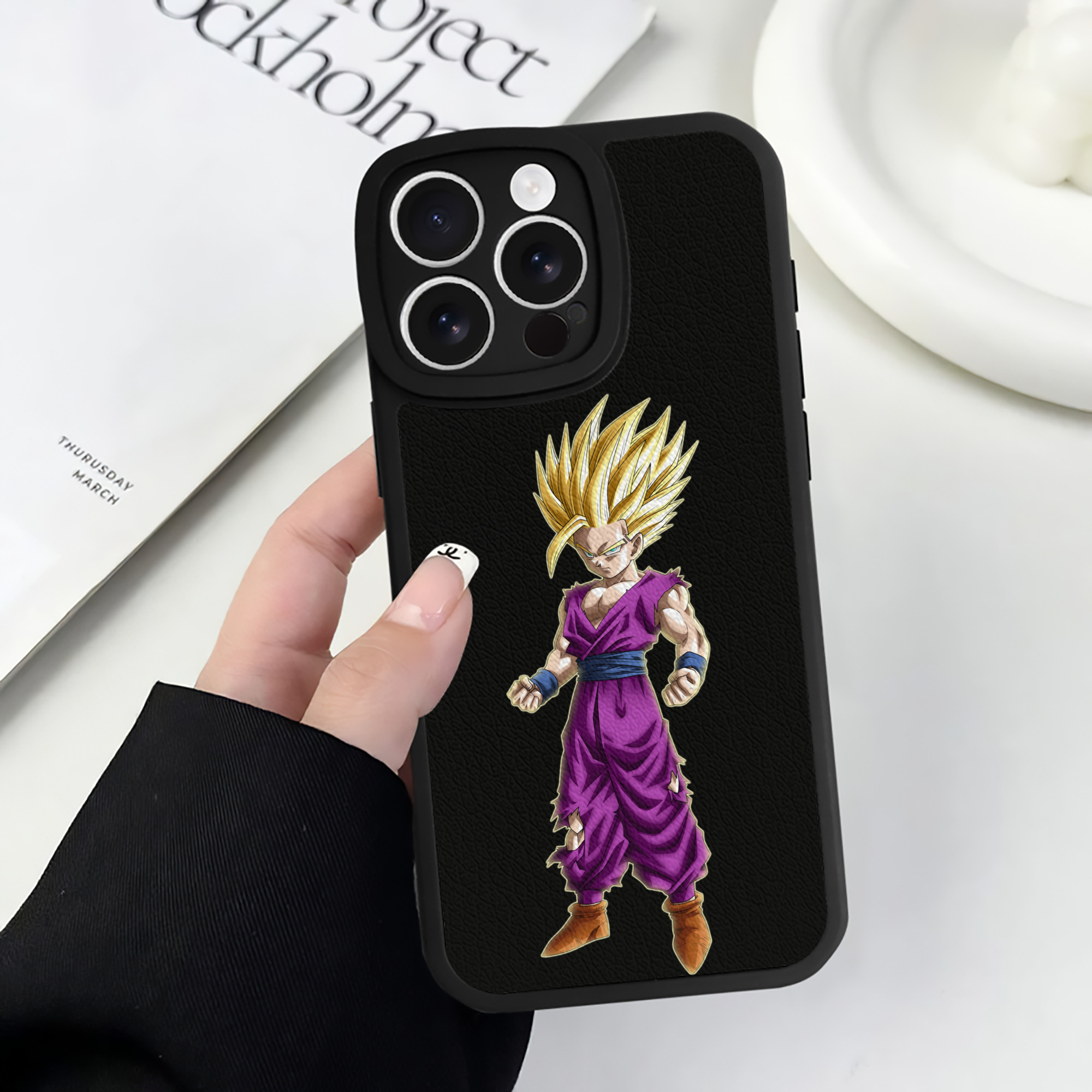 （画像用） ドラゴンボール 孫 悟飯（そんごはん）DRAGON BALL Son Gohan 【iPhone 16シリーズ対応】シリコンスマホケース（レザー調） 材質：シリコン